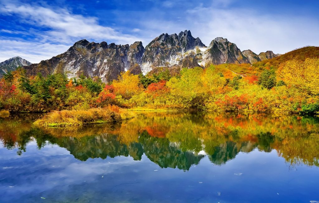 mountainous landscape, autumnal leaves, reflection of the surface of the water-2413571.jpg